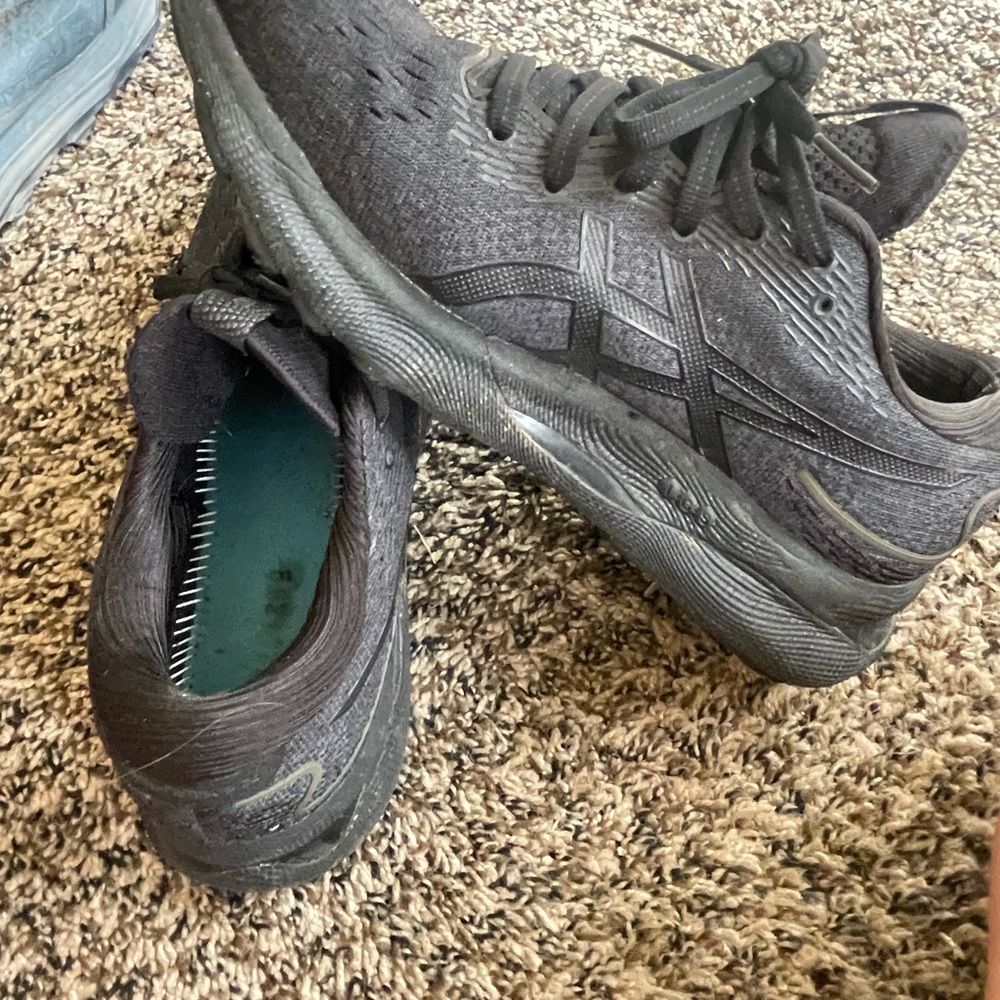 ASICS All Black Wide running shoe